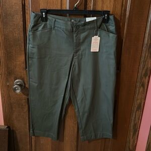 Ladies capri khaki size 14 brand new with tags